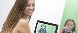 Bild enthält, Photography, Tripod, Adult, Female, Person, Woman, Electronics, Tablet Computer, Face, Head