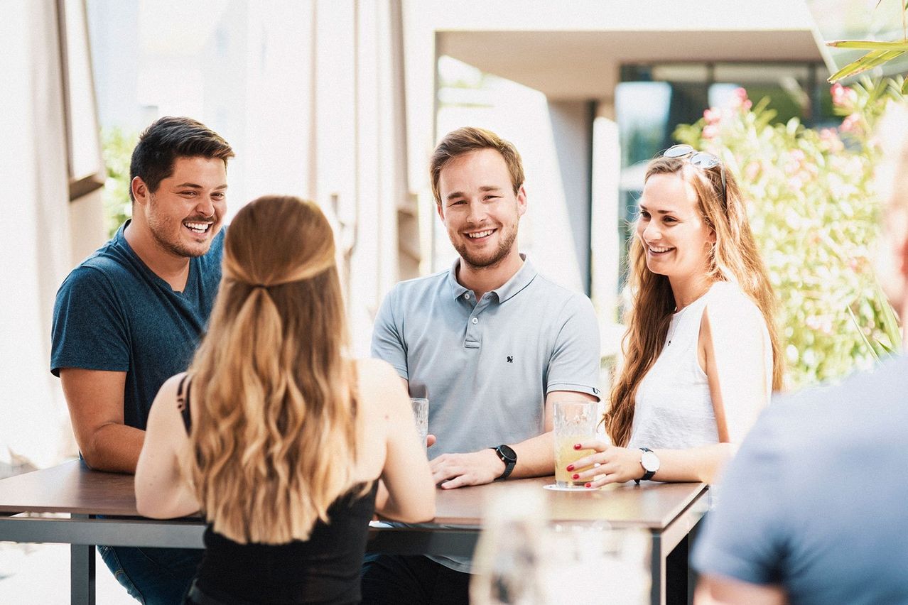 Bild enthält, Adult, Male, Man, Person, Female, Woman, Happy, Head, Smile, Conversation