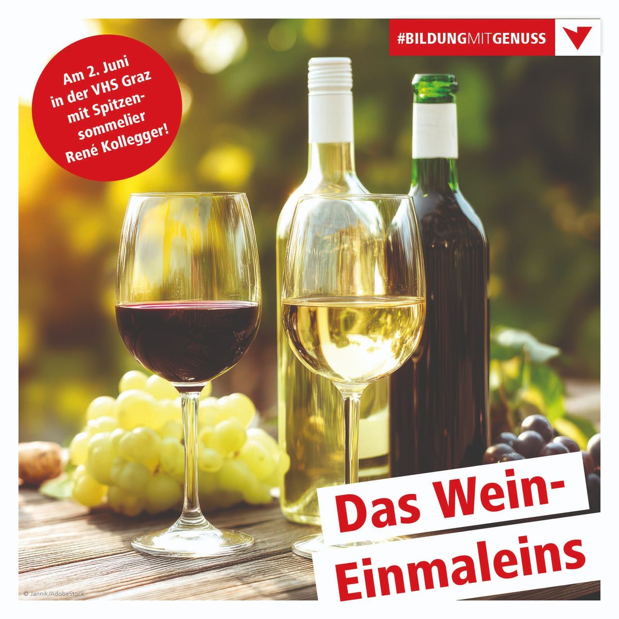 Weinprobe-Veranstaltung am 2. Juni in der VHS Graz. Weingläser mit rotem und weißem Wein. Trauben und Flaschen stehen auf einem Holztisch.