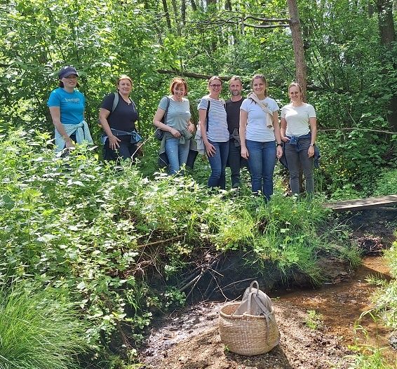 Bild enthält, Vegetation, Herbal, Adult, Female, Person, Woman, Garden, Nature, Handbag, Hat