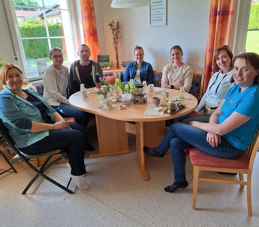 Bild enthält, Dining Table, Furniture, Table, Dining Room, People, Person, Adult, Female, Woman, Man