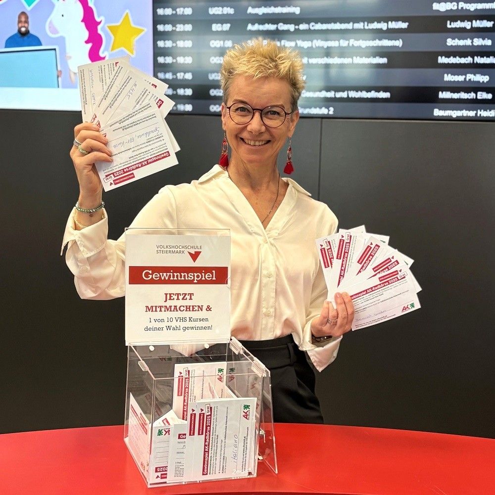 Bild enthält, Advertisement, Poster, Person, Glasses, Necklace, Face, Desk, Text, Ring, Monitor