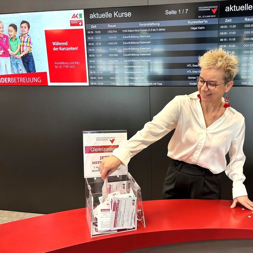 Bild enthält, Adult, Male, Man, Person, Advertisement, Necklace, Glasses, Ring, Shop, Desk