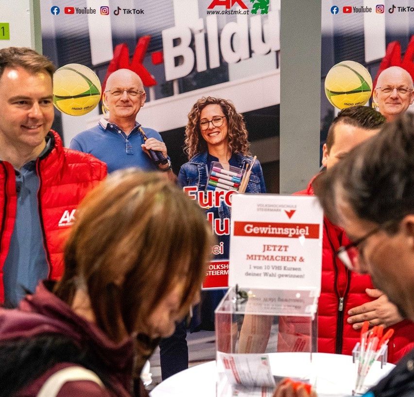 Bild enthält, Crowd, Person, Adult, Female, Woman, Male, Man, Glasses, Volleyball (Ball), Advertisement