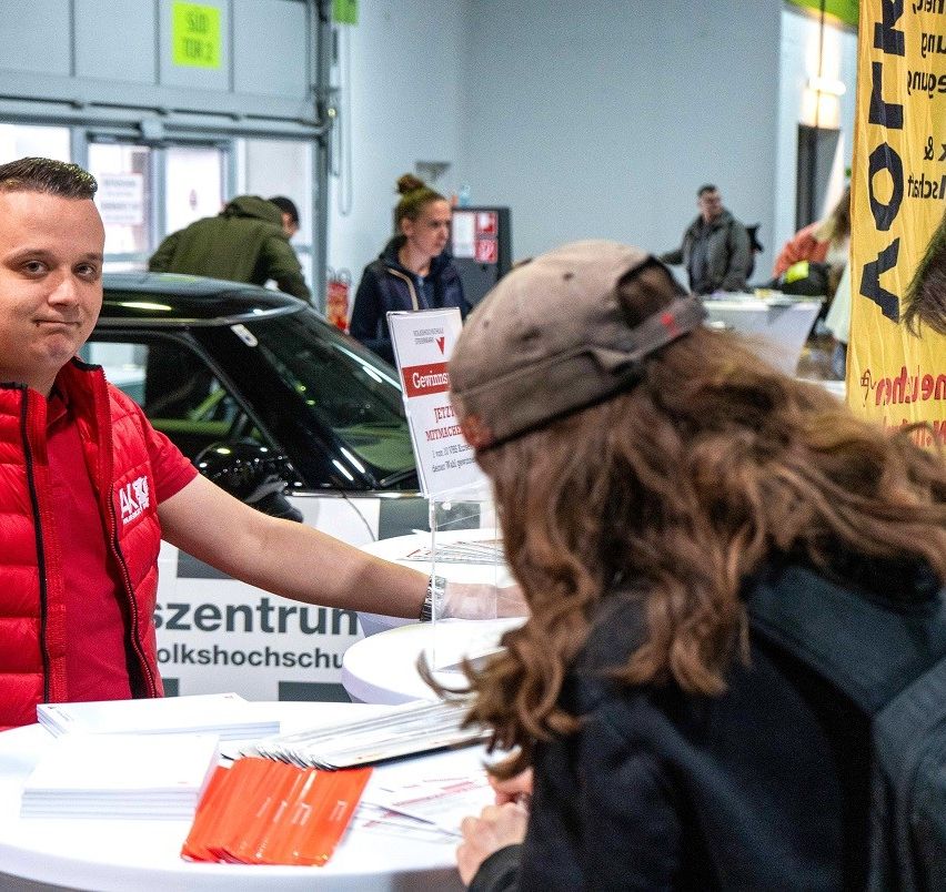 Bild enthält, Advertisement, Poster, Hat, Adult, Female, Person, Woman, Male, Man, Car