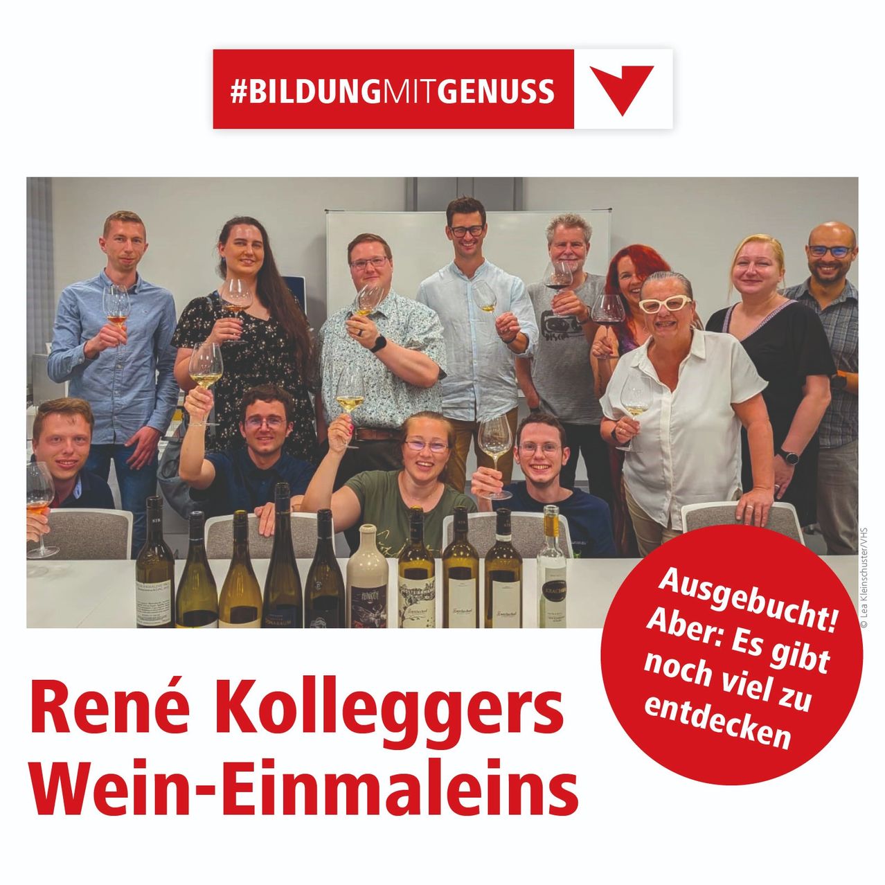 Eine Gruppe von Menschen versammelt sich um einen mit Weinflaschen gefüllten Tisch und hält Weingläser in den Händen. Sie lächeln und posieren für ein Foto. Ein roter Kreis mit dem Text "Entdeckt! Aber: Es gibt noch viel zu entdecken" befindet sich auf der rechten Seite.