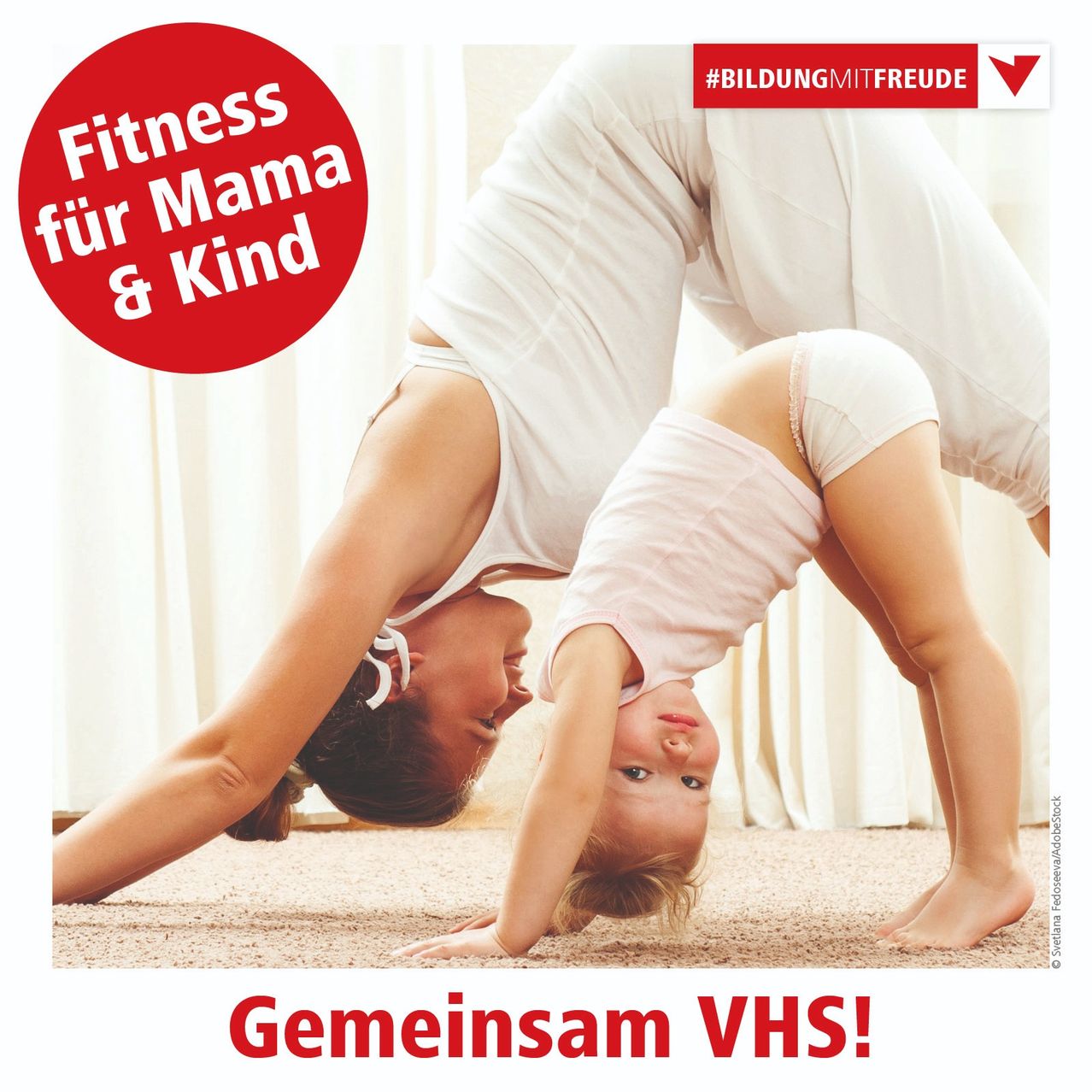 Eine Mutter und ihre Tochter machen gemeinsam Yoga. Die Mutter beugt sich rückwärts, während die Tochter einen Kopfstand macht. Sie tragen weiße Kleidung. Auf der linken Seite befindet sich ein roter Kreis mit der Aufschrift 'Fitness für Mama & Kind'. Unter dem Bild steht 'Gemeinsam VHS!'.