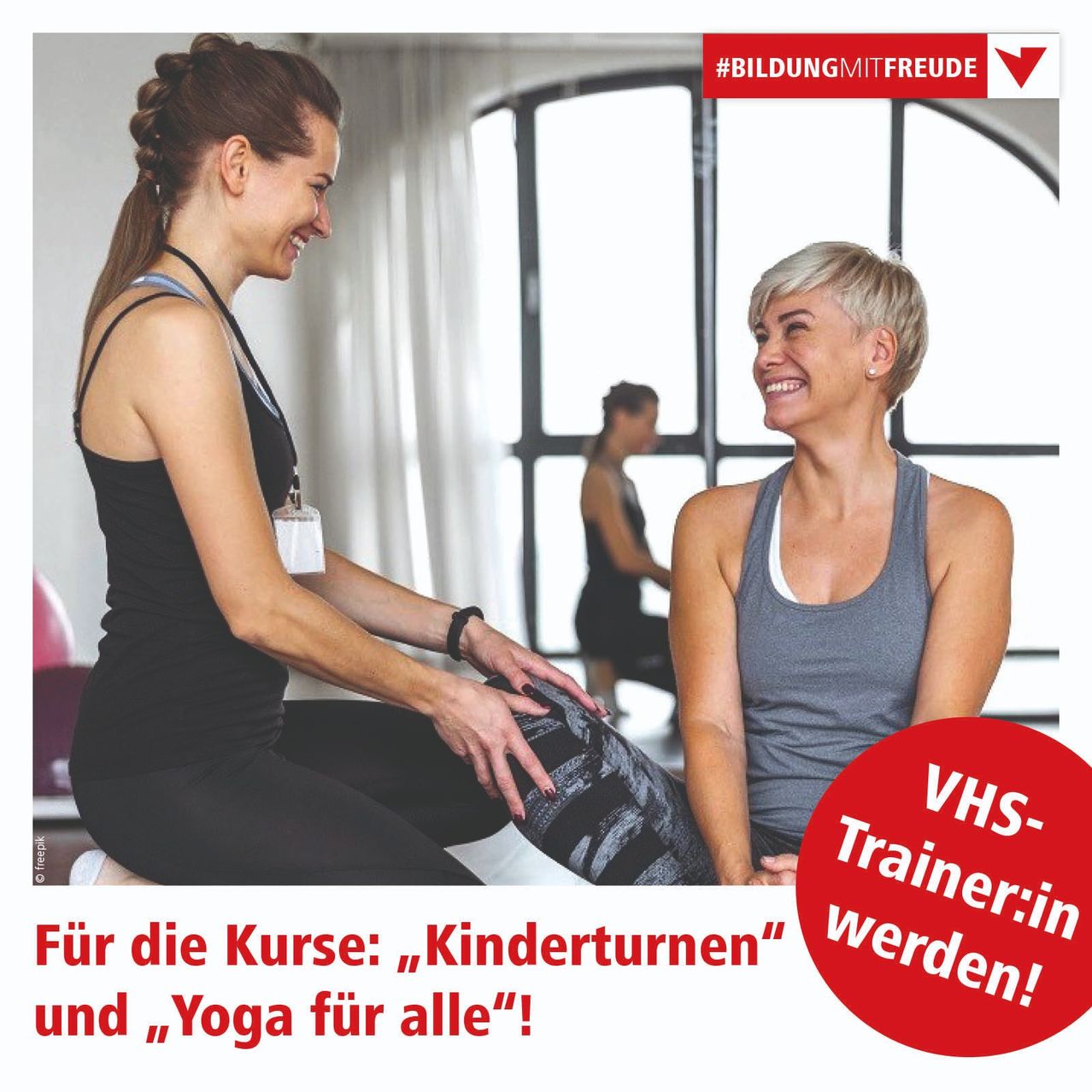 Zwei Frauen in Sportkleidung lächeln, eine unterstützt die andere. Im Hintergrund trainiert eine weitere Frau. Ein roter Kreis mit Text lautet VHS-Trainer: in werden! Kurs: Kinderturnen und Yoga für alle!