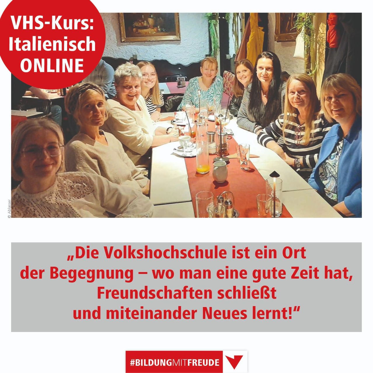 Eine Gruppe von Frauen sitzt lächelnd an einem Tisch und posiert für ein Foto. Ein Zitat lautet: 'Die Volkshochschule ist ein Ort der Begegnung.' Das Bild wirbt für einen Italienischkurs.