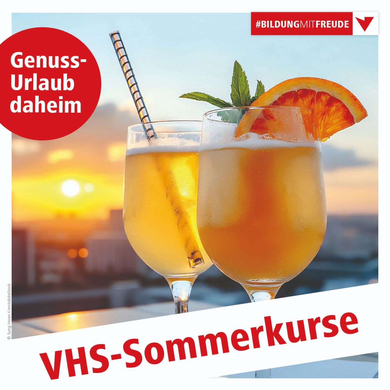 Zwei Gläser mit Orangengetränken und Strohhalmen stehen auf einem Tisch. Der Hintergrund zeigt einen Sonnenuntergang mit Gebäuden. Der Text lautet 'VHS-Sommerkurse'.