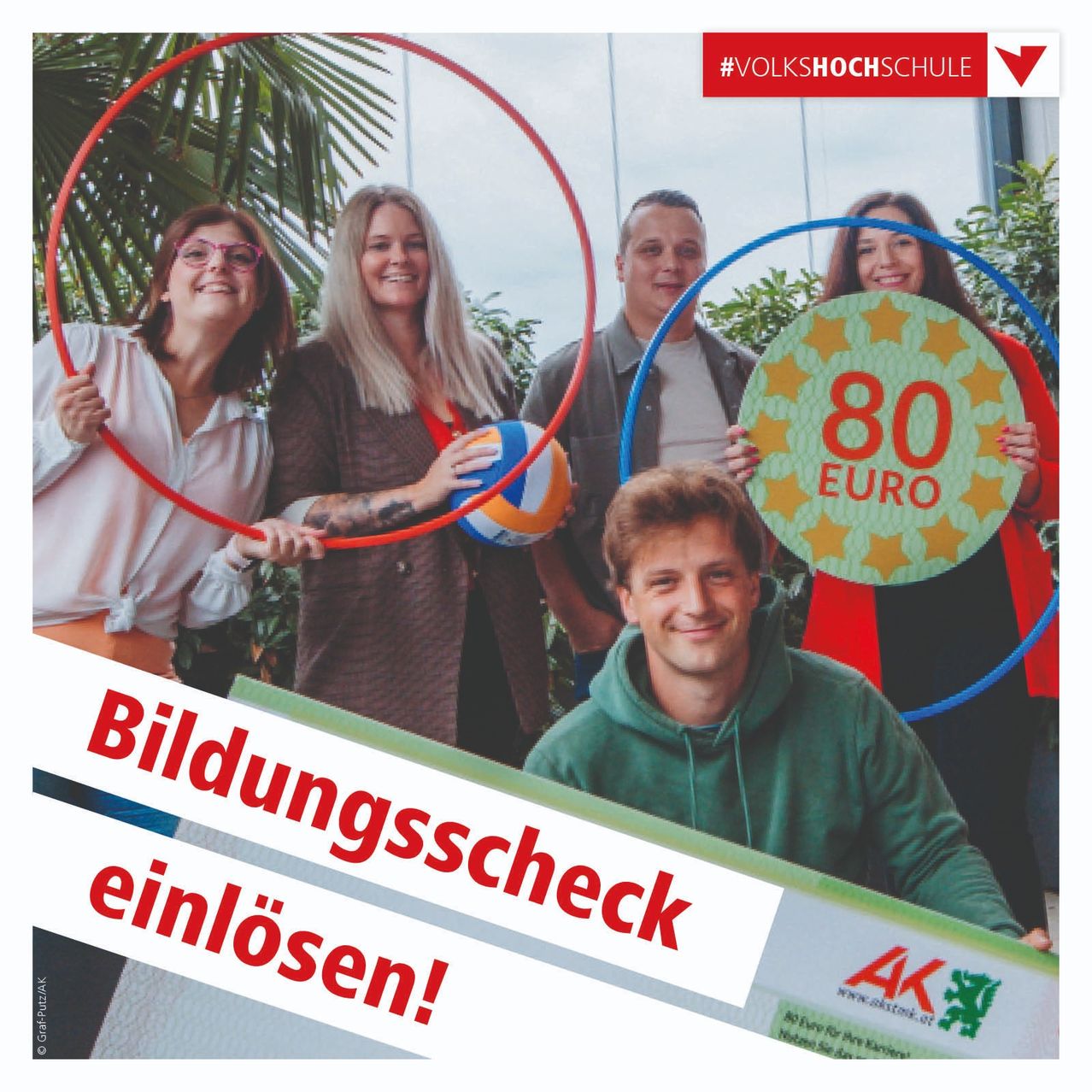Fünf Menschen posieren mit Hula-Hoops und einem Ball und lächeln. Einer hält ein Schild mit der Aufschrift 'Bildungsscheck einlösen!' und ein anderer ein Schild mit '80 EURO'. Das Bild hat ein grünes und rotes Thema.