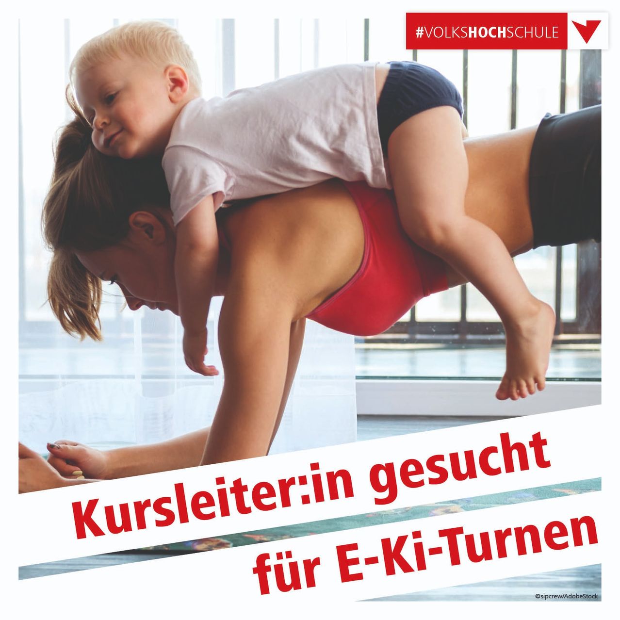 Eine Frau macht eine Yoga-Pose mit einem Baby auf dem Rücken. Das Baby lacht und die Frau lächelt. Der Text lautet 'Kursleiterin gesucht für E-Ki-Turnen'.