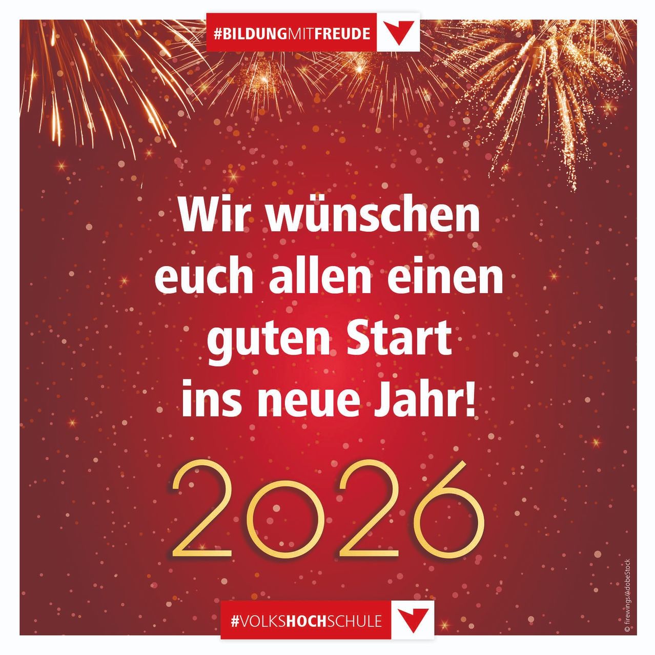 Postkarte mit Feuerwerk auf rotem Hintergrund, die einen Neujahrsgruß für 2026 auf Deutsch zeigt. Der Text lautet: 'Wir wünschen euch allen einen guten Start ins neue Jahr!' Hashtags sind #BILDUNGMITFREUDE und #VOLKSHOCHSCHULE.