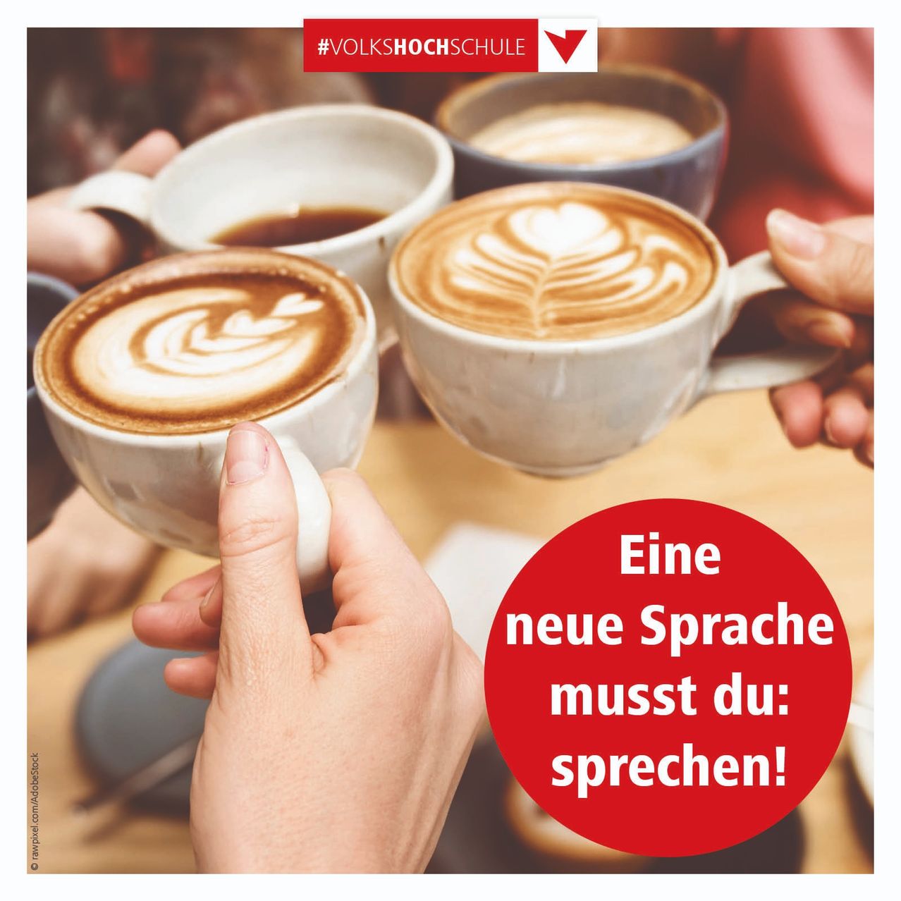 Eine Gruppe von Menschen hält Kaffeetassen mit Latte-Art. Die Tassen haben ein Herzdesign im Schaum. Es gibt einen roten Kreis mit Text, der sagt: 'Eine neue Sprache muss du: sprechen!'