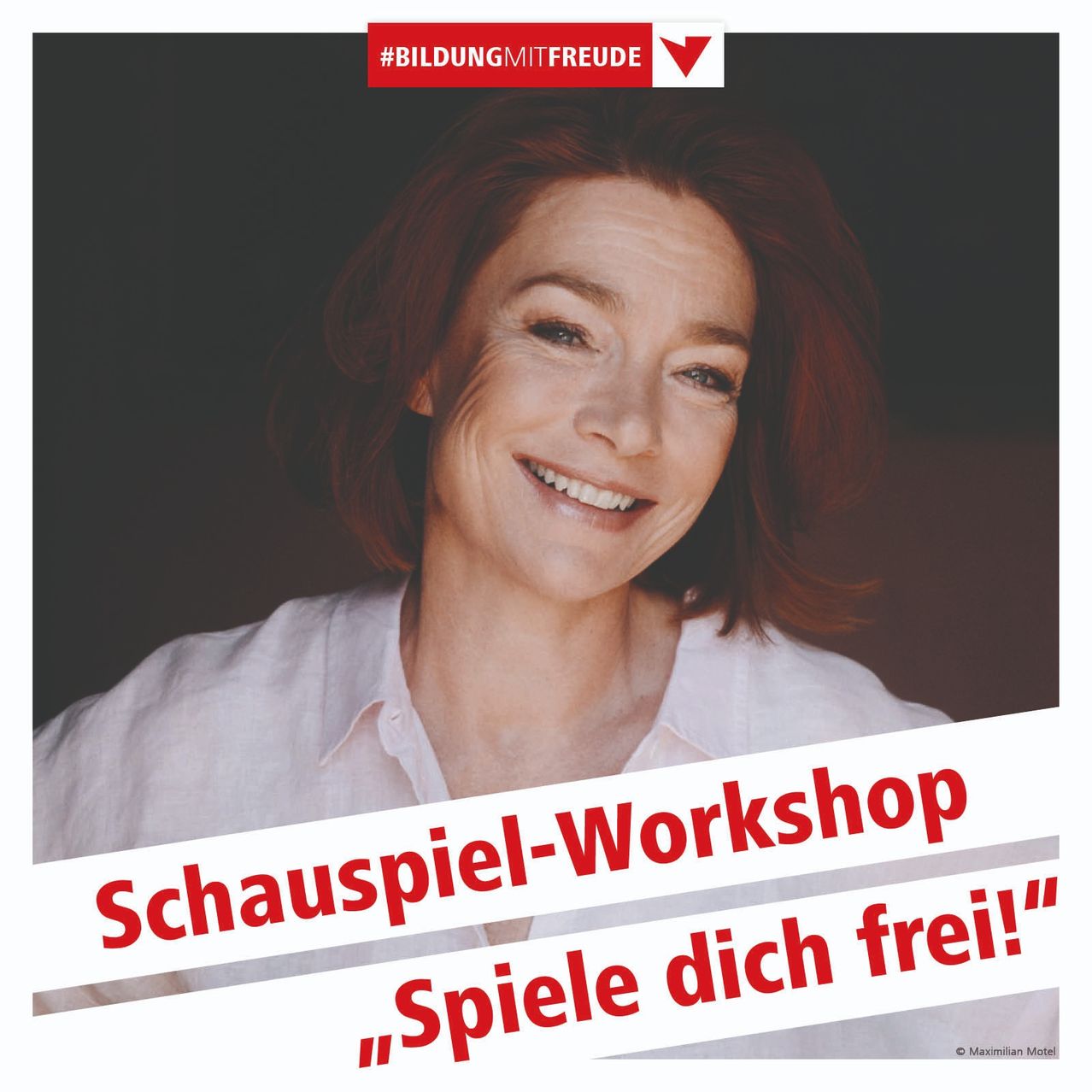Eine lächelnde Frau mit roten Haaren, die ein weißes Hemd trägt. Der Poster hat rote Text 'Schauspiel-Workshop' und 'Spiele dich frei!' über ihrem Kopf. Ein Wasserzeichen 'Maximilian Motel' ist unten rechts.