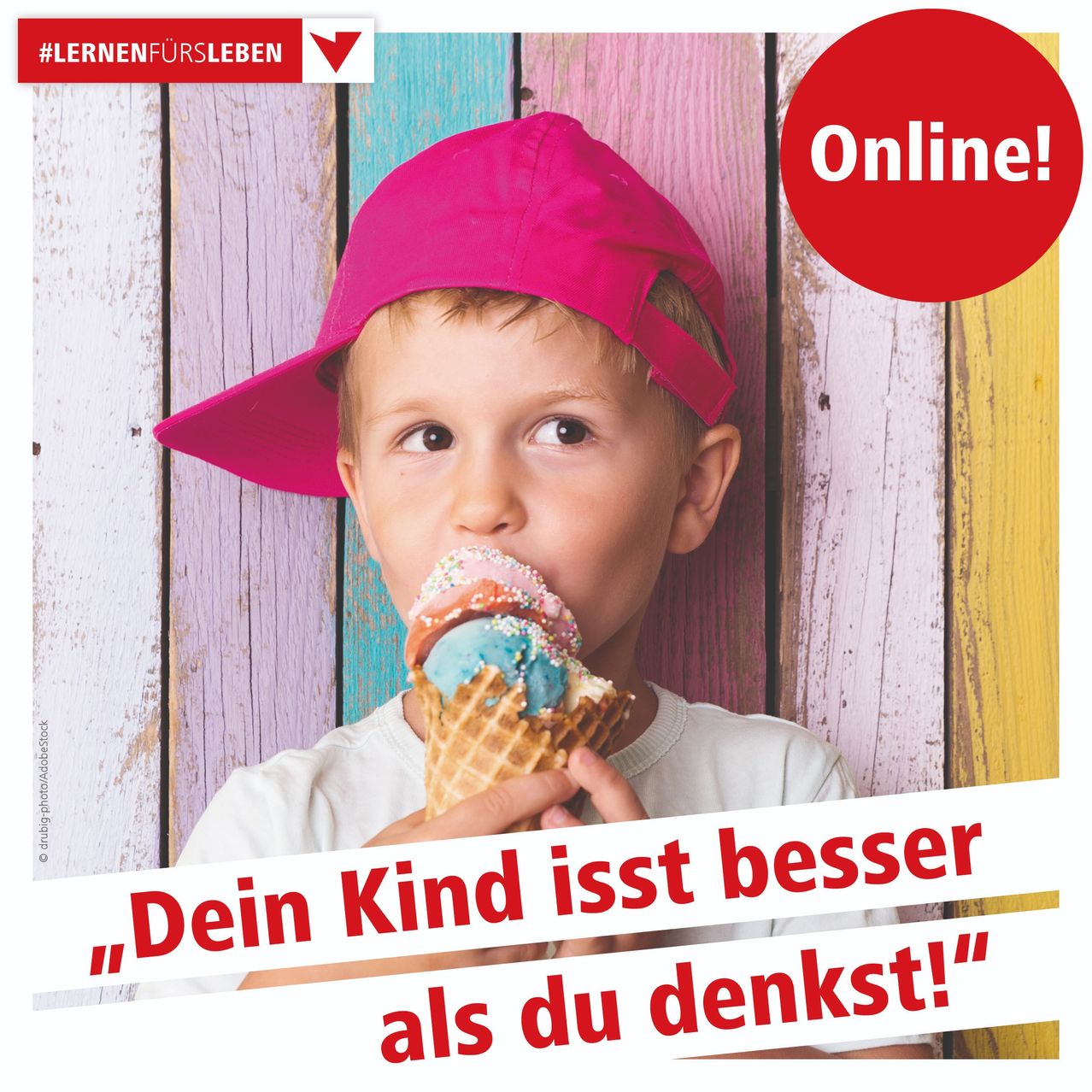 Ein junger Junge mit einer rosa Kappe isst Eis mit bunter Zugabe vor einem mehrfarbigen Holzhintergrund. Der Text lautet 'Online!' und 'Dein Kind ist besser als du denkst!'.