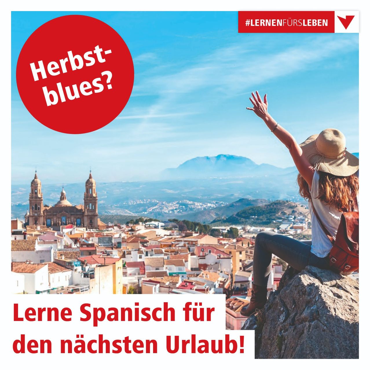Eine Frau sitzt auf einem Felsen und blickt auf eine Stadtlandschaft mit Bergen im Hintergrund. Der Text auf Deutsch lautet 'Herbst-blues?' und 'Lerne Spanisch für den nächsten Urlaub!'