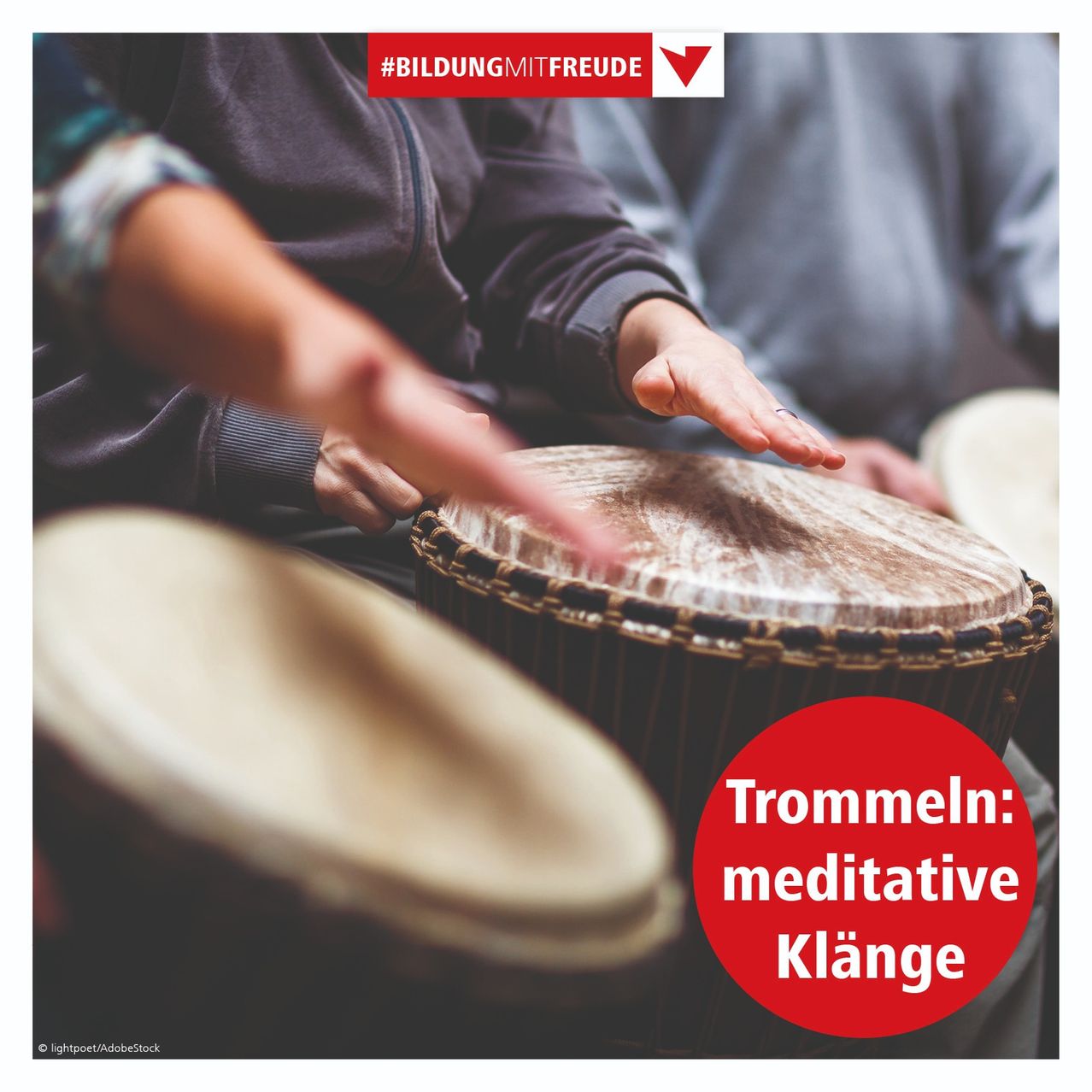 Eine Gruppe von Menschen spielt Trommeln, wobei die Hände einer Person im Vordergrund zu sehen sind. Der Text 'Trommeln: meditative Klänge' ist in Rot überlagert.