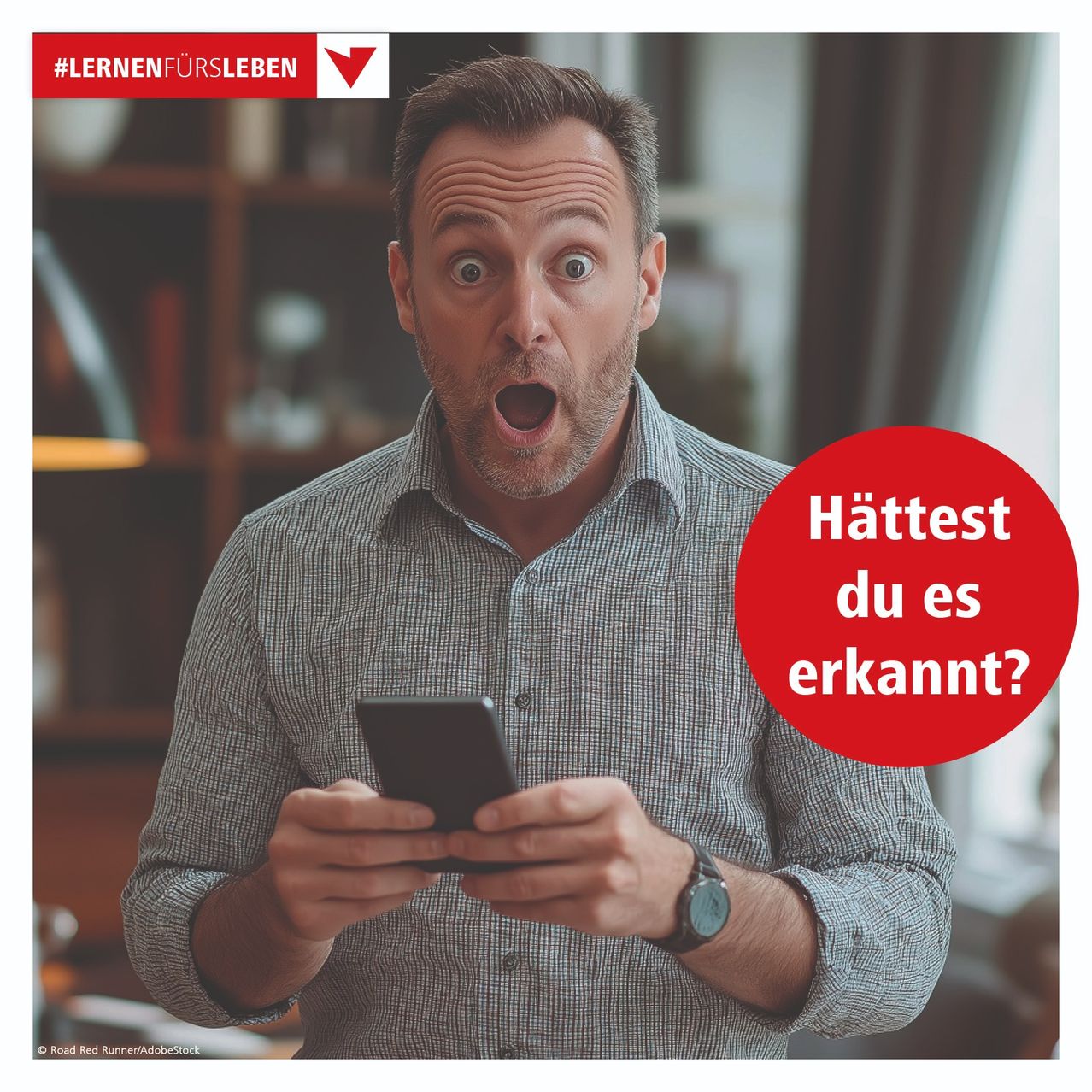 A man in a plaid shirt holds a smartphone, his mouth open in surprise, with a red circle and German text 'Hattest du es erkannt?' in the foreground.