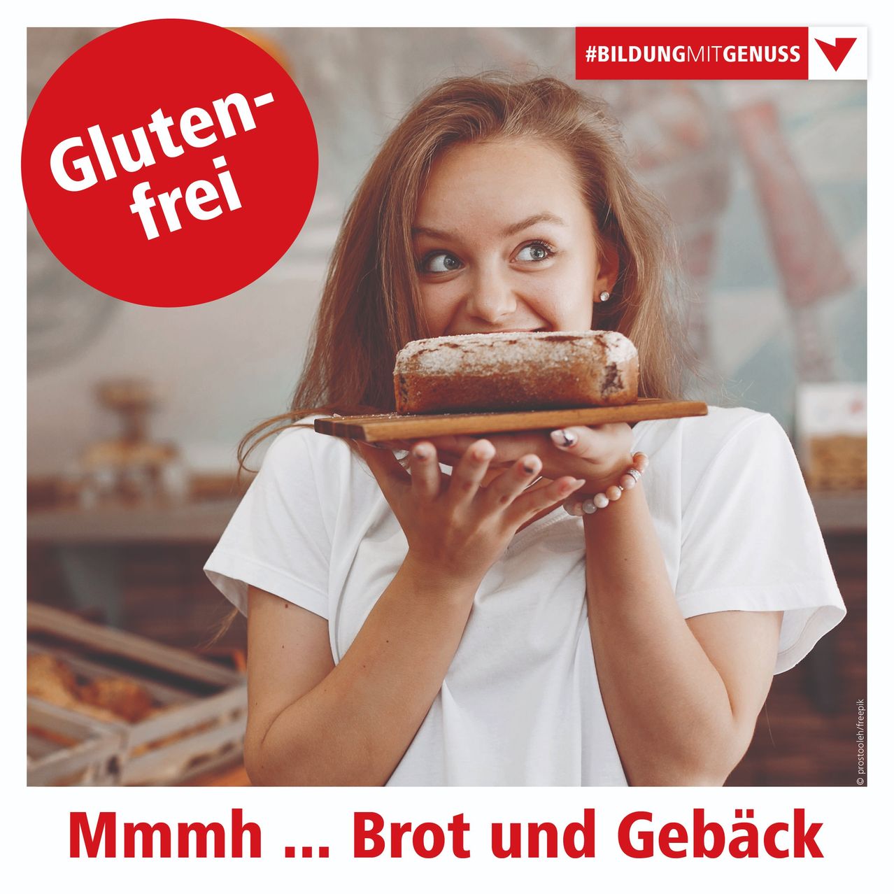 Eine Frau hält ein Brot ohne Gluten und lächelt. Das Bild zeigt einen roten Kreis mit den Worten 'glutenfrei' und einem Hashtag. Außerdem gibt es ein Wasserzeichen in der unteren rechten Ecke.