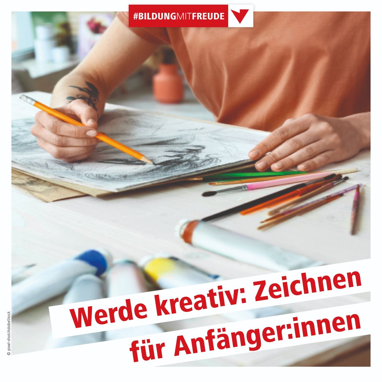 Ein Künstler zeichnet mit einem Bleistift auf Papier. Verschiedene Stifte und Marker sind auf dem Schreibtisch verstreut. Der Text lautet 'Werde kreativ: Zeichnen für Anfänger'.