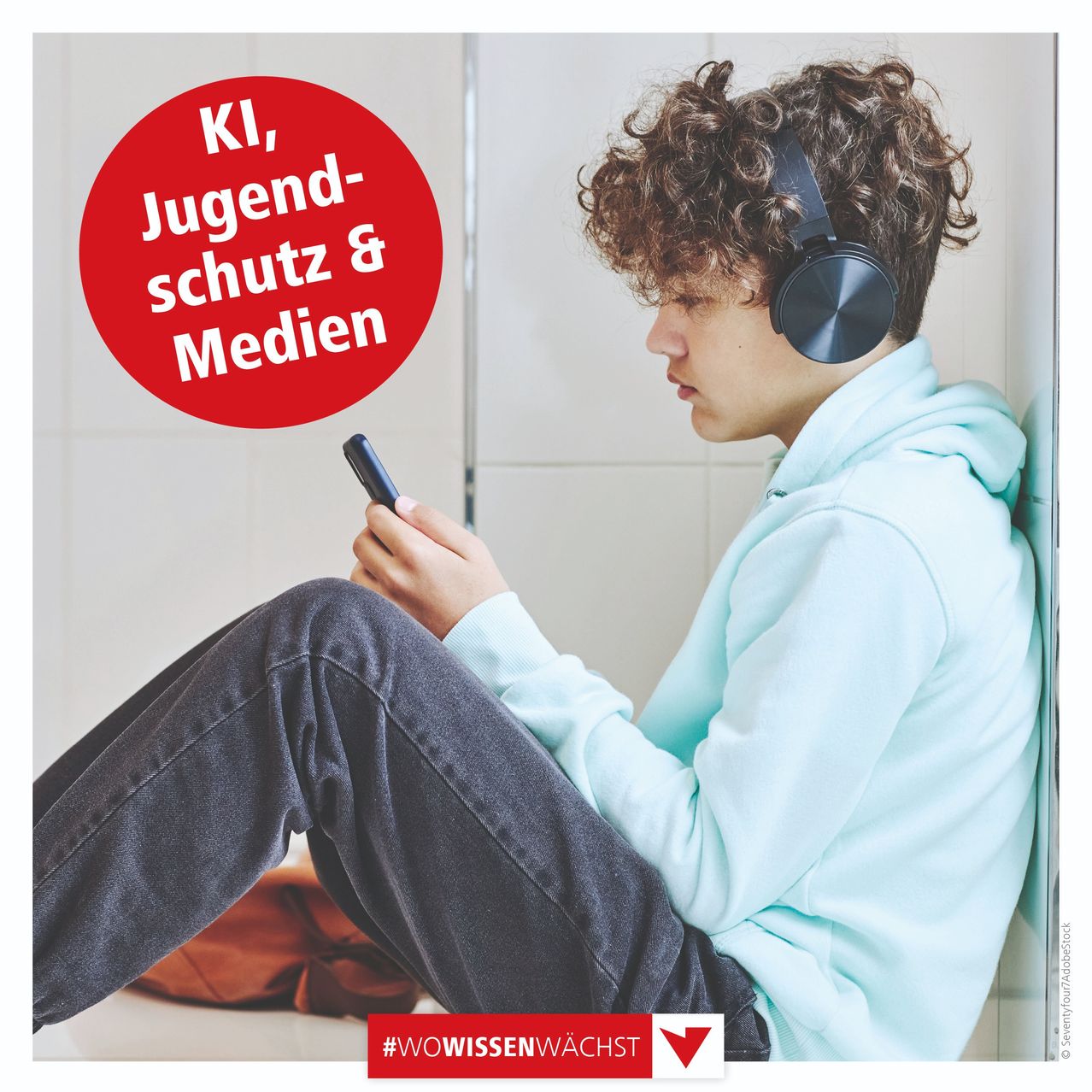 Ein junger Mensch mit lockigem Haar, der Kopfhörer trägt, sitzt auf dem Boden und schaut auf ein Smartphone. Ein roter Kreis mit den Worten 'KI, Jugendschutz & Medien' befindet sich in der oberen linken Ecke.