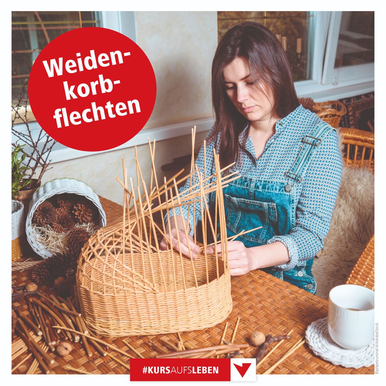 Eine Frau webt einen Korb mit Weidenruten und konzentriert sich auf ihre Aufgabe. Ein roter Kreis mit den Worten 'Weiden-korb-flechten' befindet sich über ihr. Der Tisch hat eine weiße Tasse und verschiedene Gegenstände.