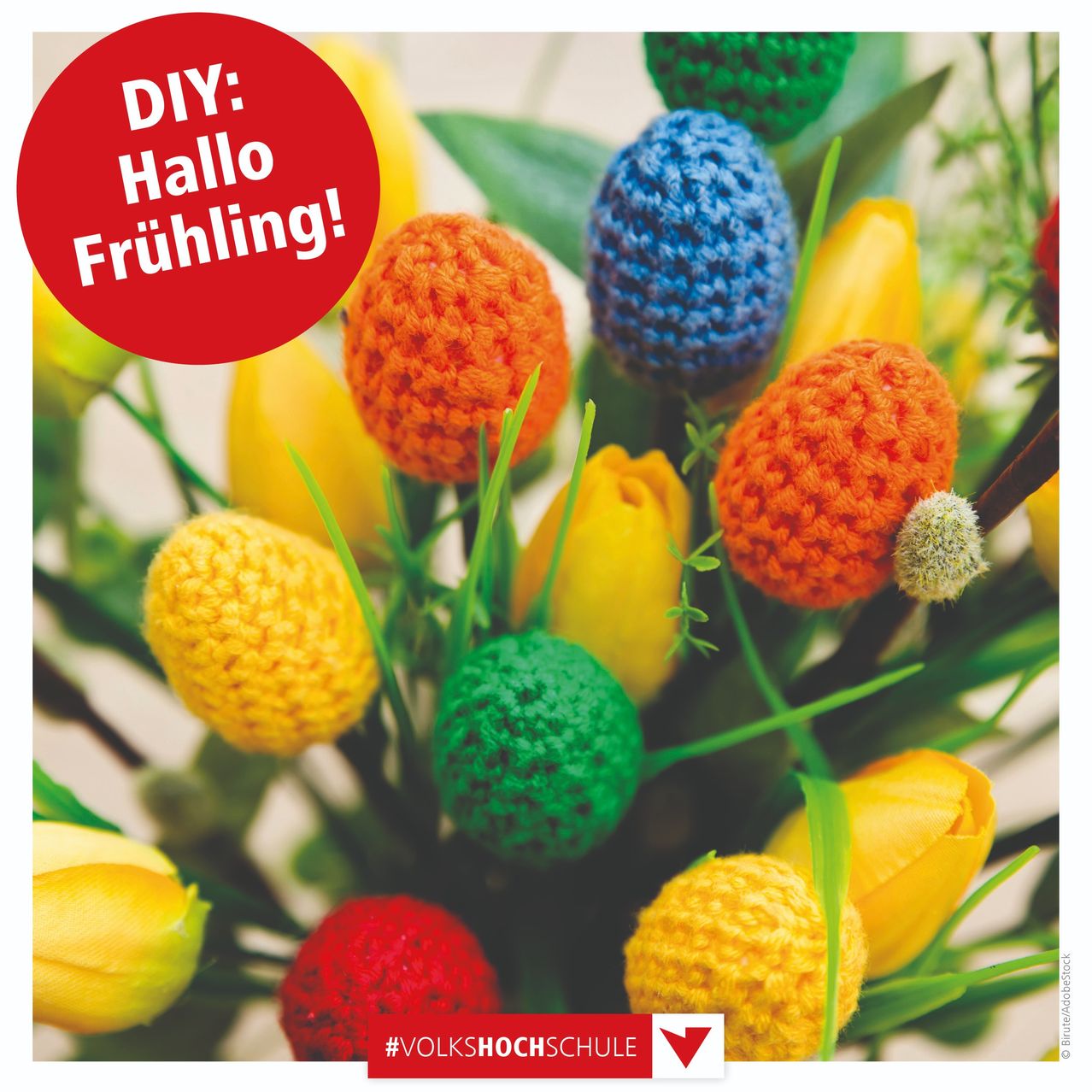 Ein Strauß aus gehäkelten Eiern in verschiedenen Farben, darunter Blau, Gelb und Grün, mit gelben Tulpen. Das Bild zeigt einen roten Kreis mit dem Text 'DIY: Hallo Frühling!'.