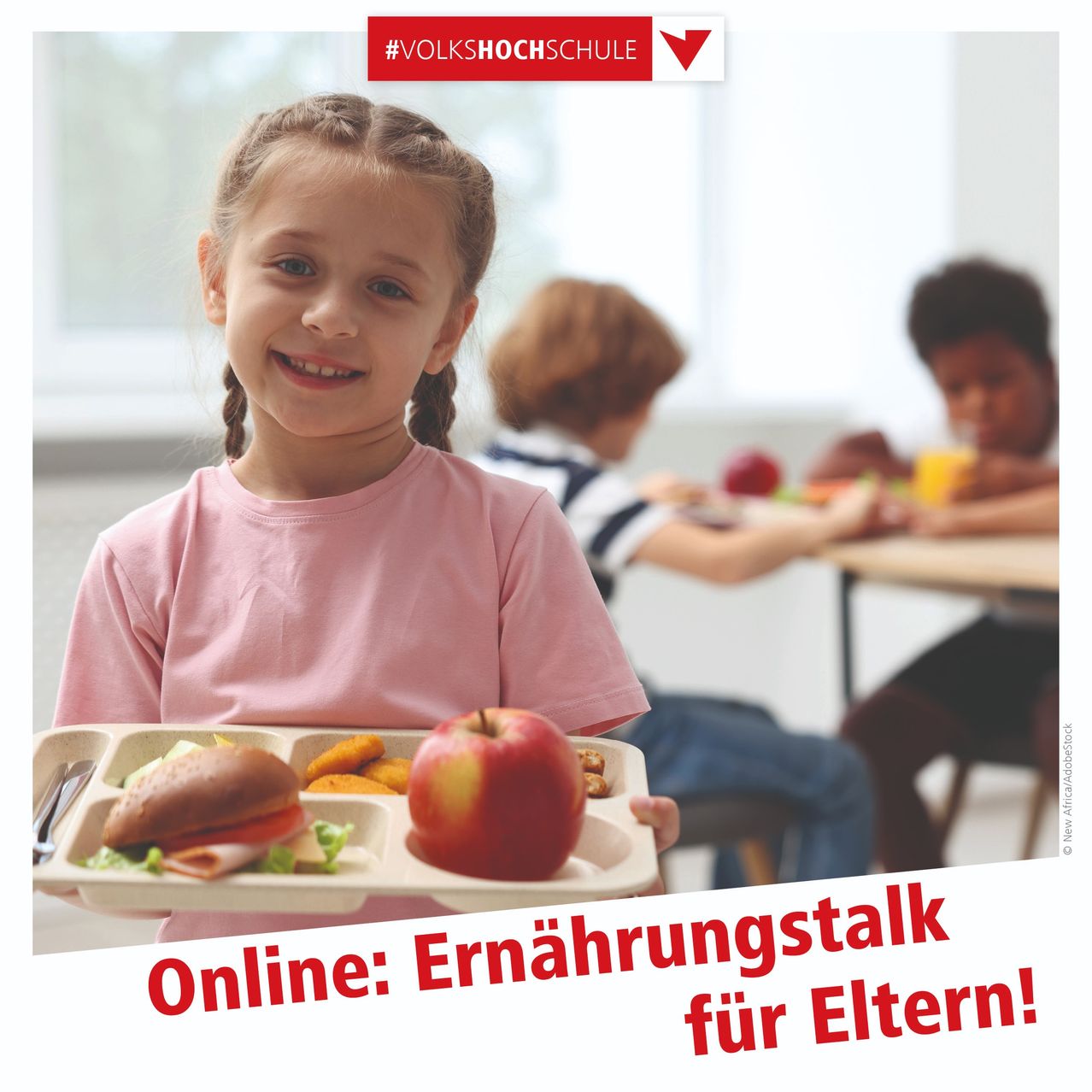 Ein junges Mädchen hält einen Tablett mit einem Sandwich, einem Apfel und einer Beilage. Hinter ihr sitzen Kinder an Tischen und essen. Der Text lautet 'Online: Ernährungstalk für Eltern!'