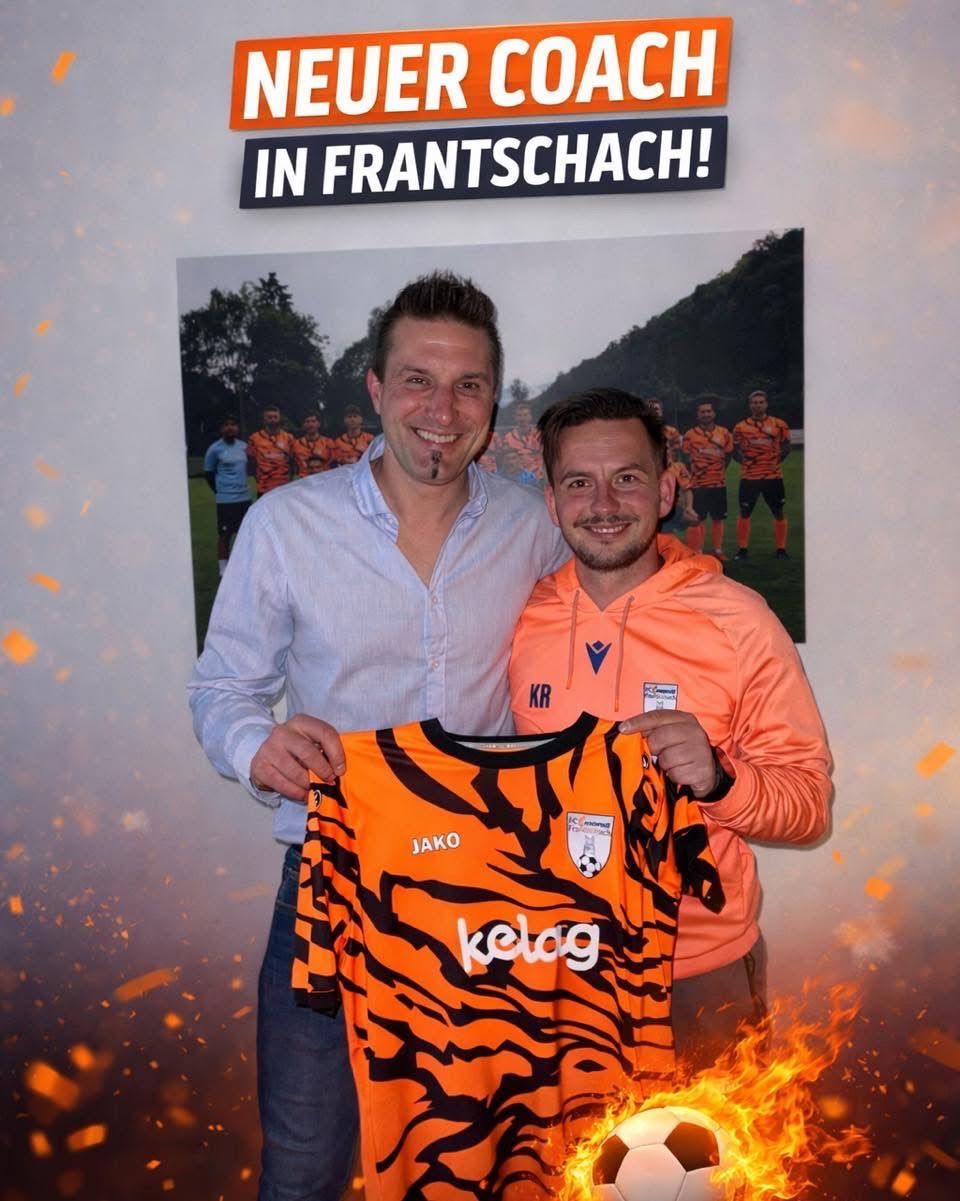 Zwei Männer stehen eng beieinander und halten ein Trikot. Der auf der linken Seite lächelt. Der auf der rechten Seite hält ein Trikot. Das Trikot hat ein Tigermuster und das Wort kelog. Über ihnen ist ein Poster mit den Worten In Frantschach!