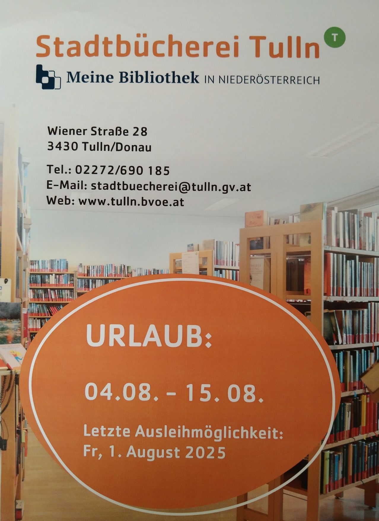 Plakat für Meine Bibliothek in Niederösterreich mit Adresse, Kontaktinformationen und Bibliotheksferien vom 4. August bis 15. August. Letzte Ausleihmöglichkeit am 1. August.