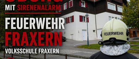 Ein Poster zeigt einen Feuerwehrmann in voller Montur, mit einem Haus im Hintergrund. Der Text lautet 'Offentliche Ubung mit Sirenenalarm'. Datum und Uhrzeit sind 8. Mai 2026 um 19 Uhr.