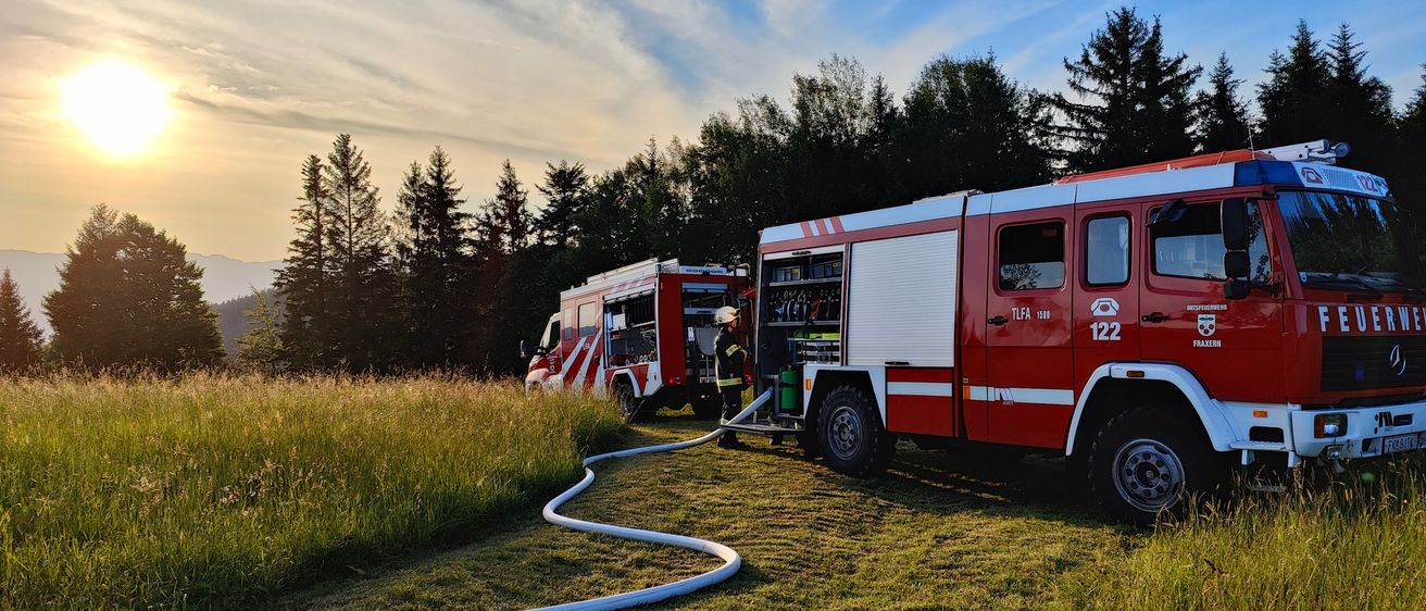Bild enthält, Transportation, Truck, Vehicle, Machine, Wheel, Person, Fire Truck, Helmet, Fire Station