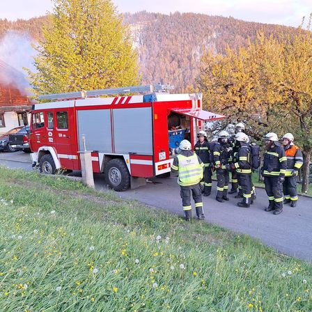 Bild enthält, Person, Car, Transportation, Vehicle, Helmet, Truck, Fire Truck, Fire Station