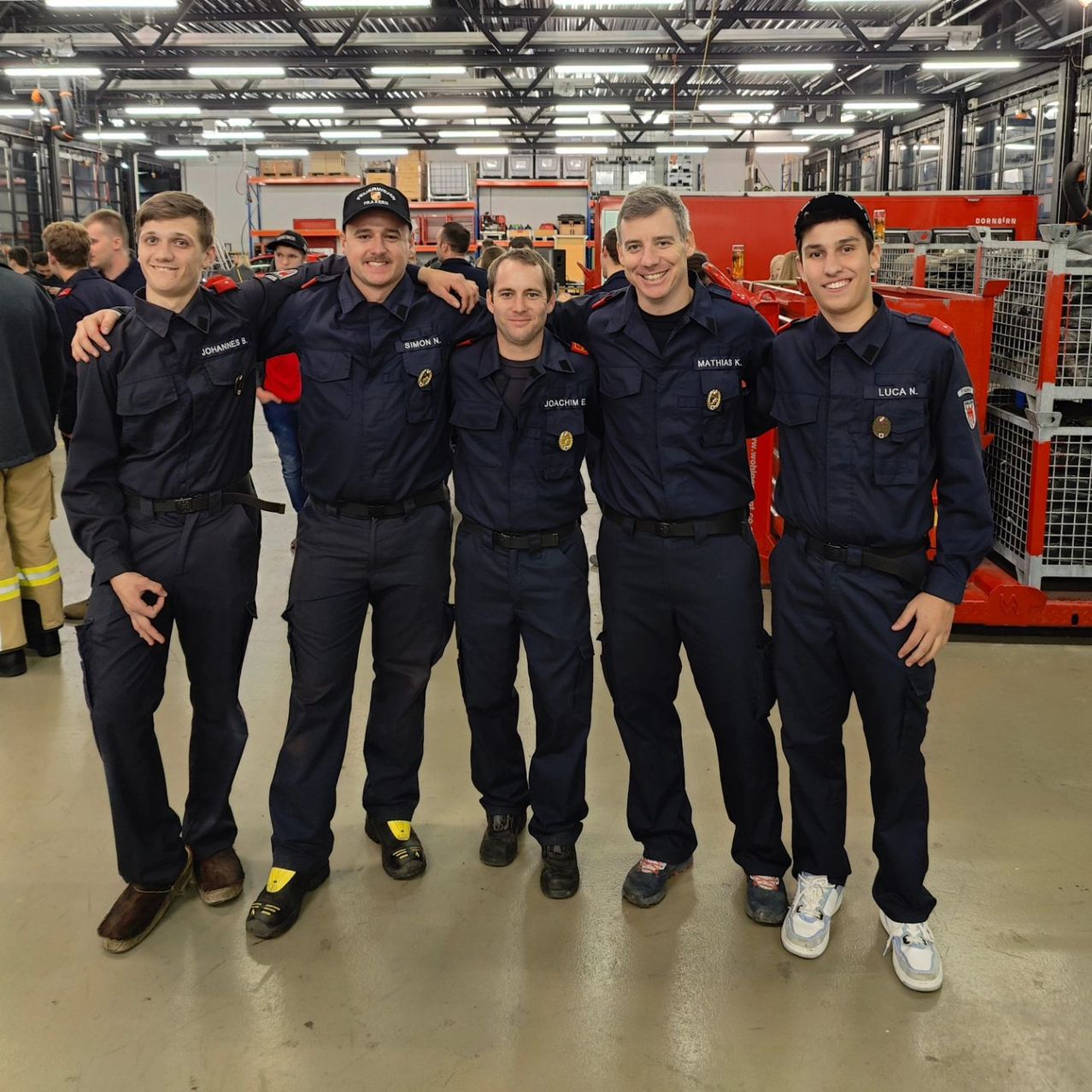 Bild enthält, Officer, Person, Police Officer, Adult, Male, Man, Footwear, Shoe, Accessories, Belt