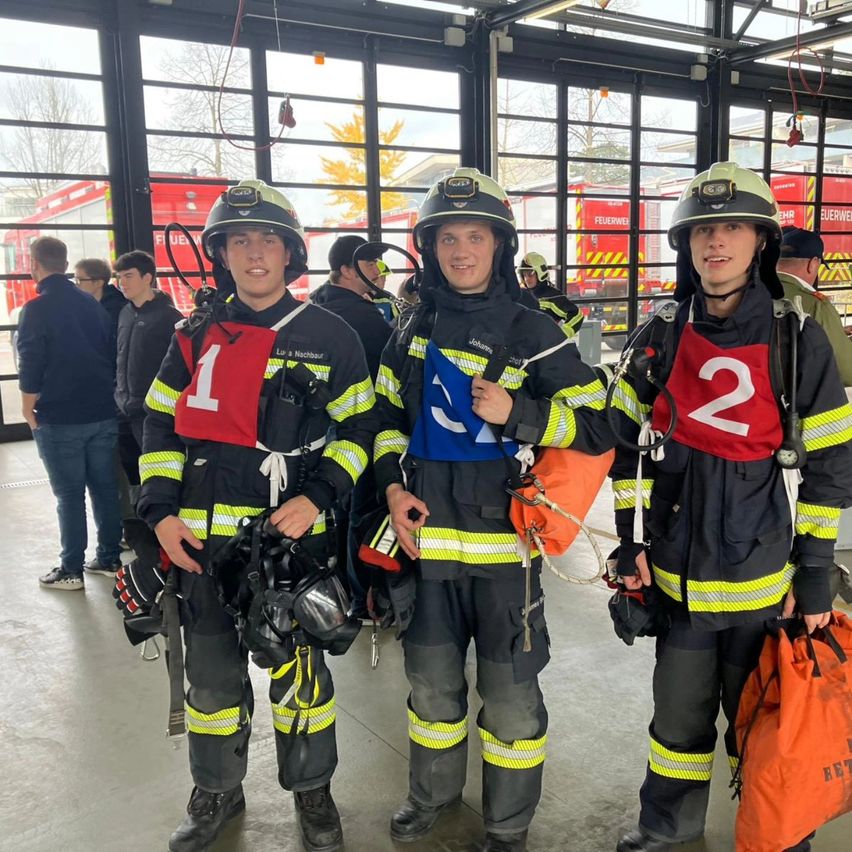 Bild enthält, Fireman, Person, Adult, Male, Man, Helmet, Handbag, Female, Woman, Face