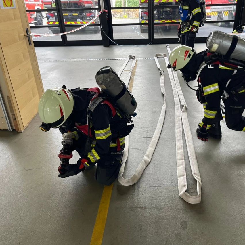 Bild enthält, Helmet, Clothing, Glove, Adult, Male, Man, Person