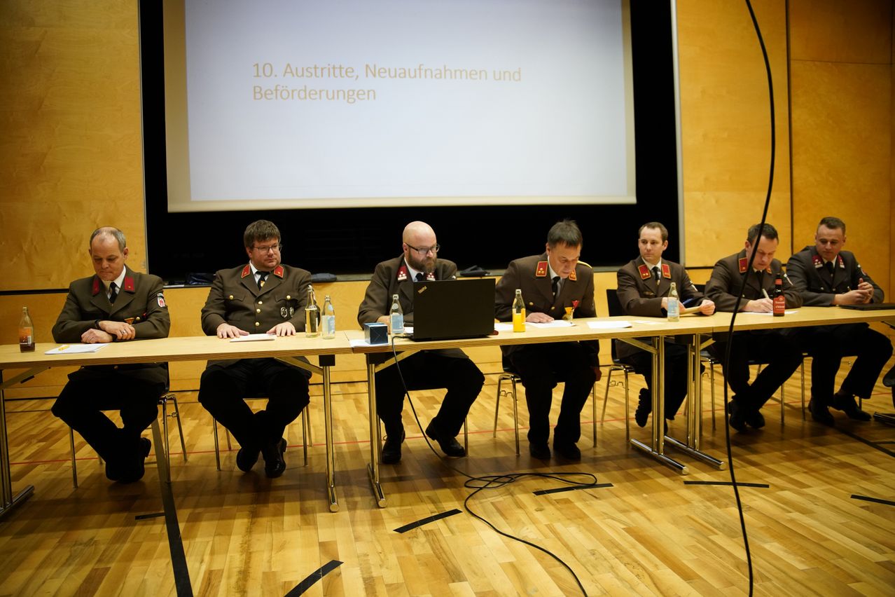 Bild enthält, People, Person, Crowd, Adult, Male, Man, Audience, Seminar, Shoe, Face