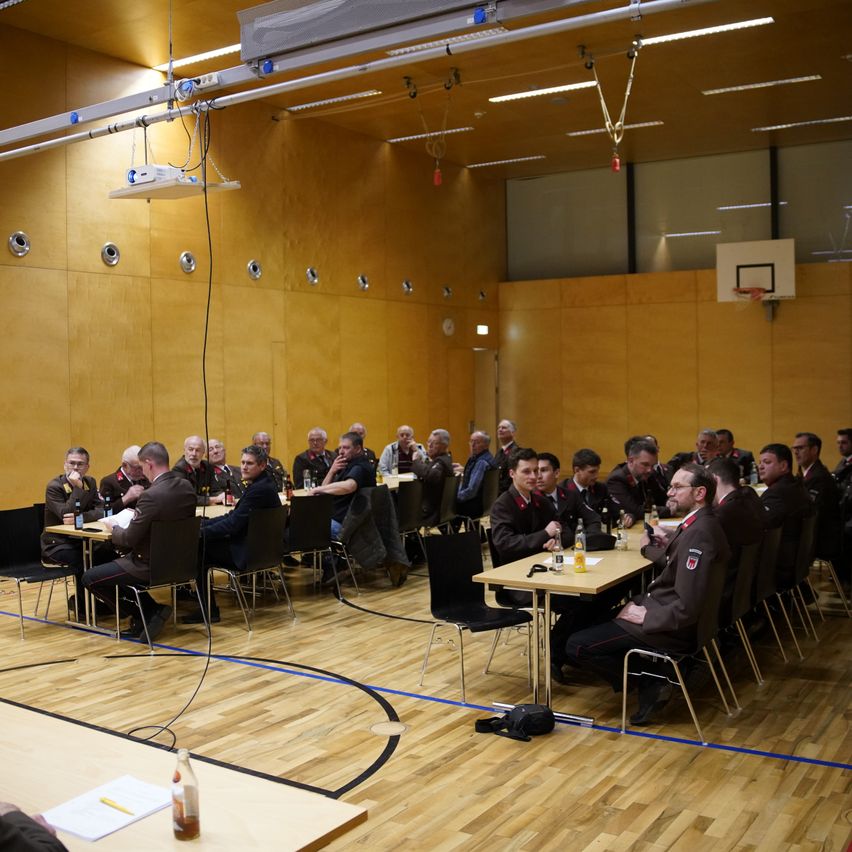 Bild enthält, People, Person, Crowd, Building, Flooring, Wood, Indoors, Adult, Male, Man