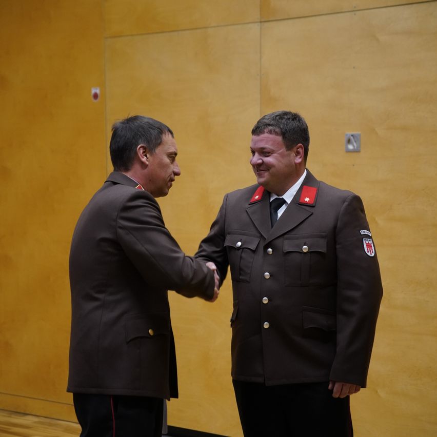 Bild enthält, Coat, Adult, Male, Man, Person, Wood, Officer, Hand, Tie, Face