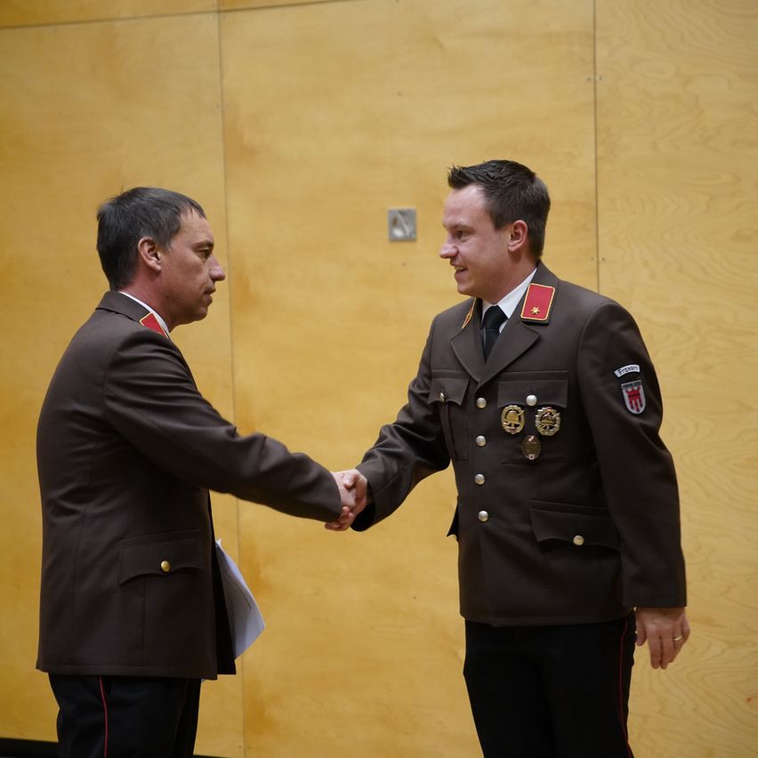 Bild enthält, Coat, Adult, Male, Man, Person, Hand, Officer, Tie, Captain, Face