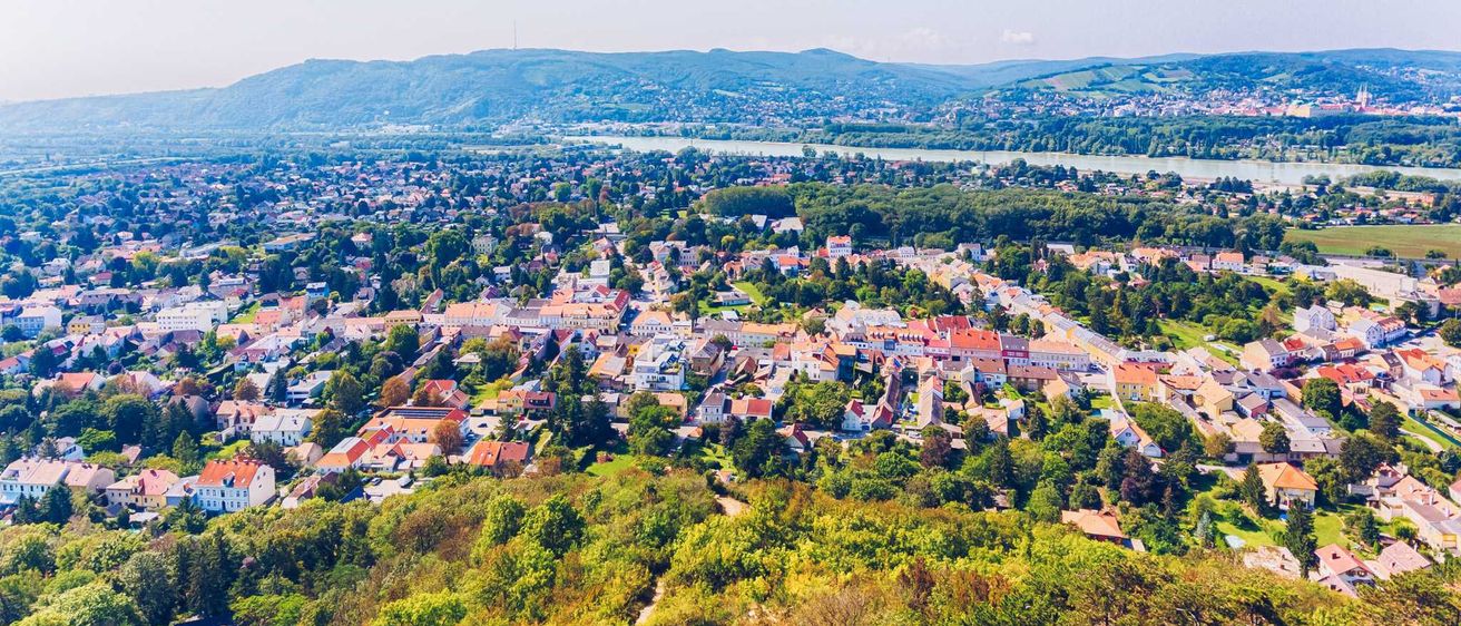 Bild enthält, Building, Cityscape, Urban, Vegetation, Land, Nature, Outdoors, Tree, Woodland, Horizon