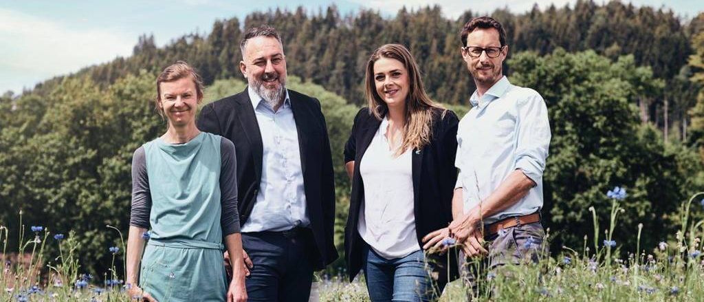 Bild enthält, Groupshot, Person, People, Adult, Male, Man, Coat, Hand, Pants, Jeans