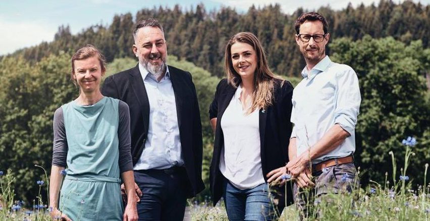 Bild enthält, Groupshot, Person, People, Adult, Male, Man, Coat, Hand, Pants, Jeans