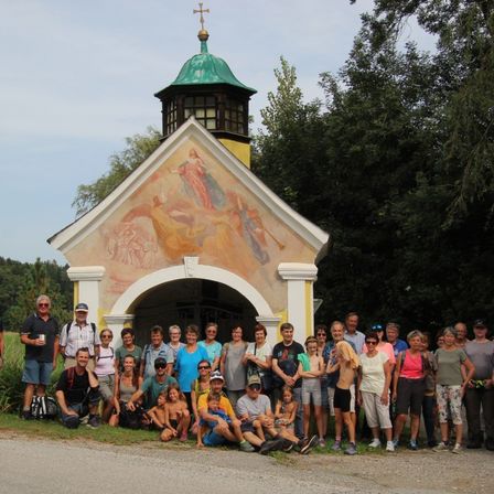 Bild enthält, Outdoors, Shelter, Grass, People, Person, Bell Tower, Park, Tree, Vegetation, Pants