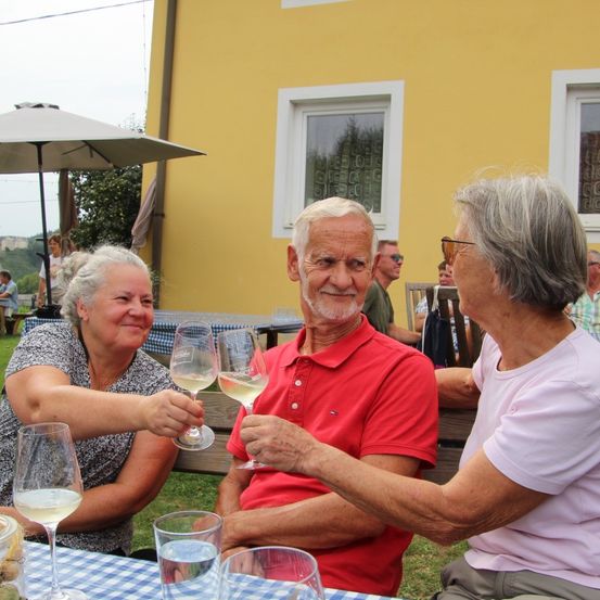 Bild enthält, Adult, Female, Person, Woman, Male, Man, Outdoors, Restaurant, Table, Dining Table