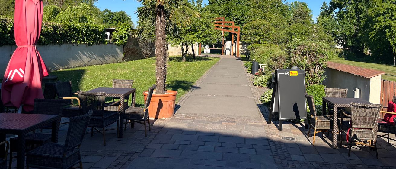 Bild enthält, Grass, Nature, Outdoors, Park, Scenery, Chair, Housing, Desk, House, City