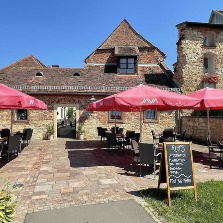 Bild enthält, Path, Walkway, Flagstone, Restaurant, Chair, City, Urban, Housing, Outdoors, Cafe