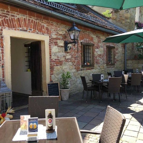 Bild enthält, Table, Path, Dining Table, Building, Housing, Patio, Chair, City, Walkway, Restaurant