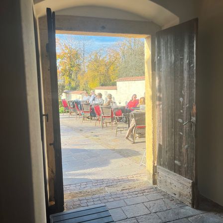 Bild enthält, Floor, Flooring, Interior Design, Path, Flagstone, Walkway, Door, Person, City, Arch